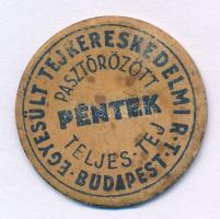 Budapest ~1920. "Egyesült Tejkereskedelmi R.T. - Budapest - Pasztőrözött teljes tej - Péntek" meghatározott napra szóló, karton tejipari bárca (39mm) T:AU