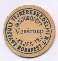 Budapest ~1920. "Egyesült Tejkereskedelmi R.T. - Budapest - Pasztőrözött teljes tej - Vasárnap" meghatározott napra szóló, karton tejipari bárca (39mm) T:AU