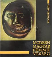 Koczogh Ákos: Modern magyar fémművesség. Bp., 1966, Képzőművészeti Alap. Gazdag képanyaggal illusztrált. Benne Borsos Miklós, Vilt Tibor, Tevan Margit, Engelsz József, Tóthfalusy László, Percz János és mások. Kiadói egészvászon kötés, kiadói papír védőborítóban.