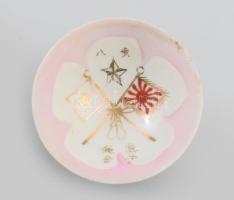 Japán porcelán katonai szakés csésze. cca 1940-1944, ritka festéssel, kettős zászlóval, lepattanással, d: 6,5 cm