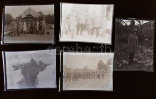 cca 1914-18 I. világháború, keleti front, katonák kitüntetésekkel és sisakban, holttestek, tábori ba...