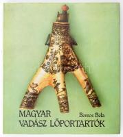 Borsos Béla: Magyar vadász lőportartók. Bp., 1982, Corvina, 90+2 p.+40 t. Kétoldalas színes képtáblákkal. Gazdag képanyaggal illusztrált. Kiadói egészvászon kötésben,kiadói papír védőborítóban.