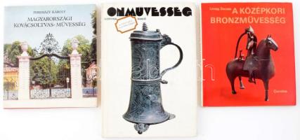 Vegyes fémművességgel kapcsolatos tétel, 3 db:   Weiner Mihályné: Ónművesség. A magyar gyűjtemények legszebb óntárgyai. Bp., 1971, Corvina. Fekete-fehér fotókkal illusztrált. Ónjelzésekkel. Kiadói egészvászon kötésben, kissé szakadt kiadói papír védőborítóban.;   Pereházy Károly: Az európai kovácsoltvas-művesség története. Bp., 1982., Corvina. Fekete-fehér és színes képanyaggal illusztrált. Kiadói egészvászon kötésben, kiadói papír védőborítóban. ;  Lovag Zsuzsa: A középkori bronzművesség. Bp., 1979, Corvina. Fekete-fehér és színes képanyaggal illusztrált. Kiadói egészvászon kötésben, kiadói papír védőborítóban. ;