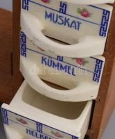 Ditmar Urbach fajansz fűszeres fiókok, fa fűszerszekrényben. Egy hiányzik, össz 7 db, ajtó javításra...