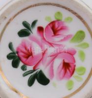 Komacsésze, kézzel festett virágmintával, jelzett, kopással, d: 10,5 cm, m: 7 cm