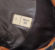 Munkásőr sapka, 56-os méret, sapkajelvényel d: 20 cm