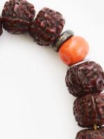 Antik tibeti rudraksha buddhista csuklómala, vörös korall osztókkal