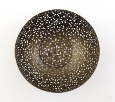 Gazdag díszítésű perzsa dísztál. cca 18-19. sz., szurokágyon vésett díszítéssel, d: 12 cm, m: 6 cm