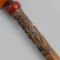 Tibeti imamalom. cca 1900, Tibet, életkép jelenettel faragott szarvascsont nyél, kőberakásos szaru f...