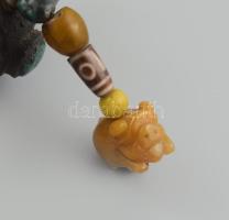 Tibeti imamalom. cca 1900, Tibet, életkép jelenettel faragott szarvascsont nyél, kőberakásos szaru f...