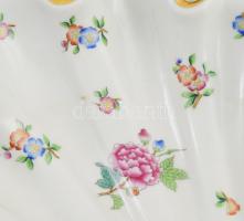 Herendi kagyló alakú virágmintás kínáló. Kézzel festett, jelzett, kis kopással 24x22 cm