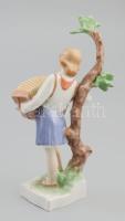 Herendi Úttörő lány harmonikával. Jelzett, kézzel festett, hibátlan, m: 17 cm