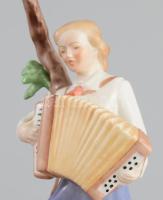 Herendi Úttörő lány harmonikával. Jelzett, kézzel festett, hibátlan, m: 17 cm