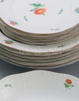 Herendi piros virágmintás 23 darabos étkészlet. Jelzett, 1-1 sérült darabbal és lepattanással