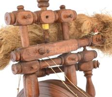 cca 1900/20, Antik rokka. Német vagy magyar, esztergált fa, kiegészítőkkel, jó állapotban, m: 90 cm ...