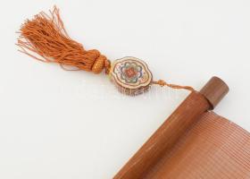 Kínai festett falikép, porcelán súlyozókkal, cca 155x54 cm