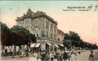 1907 Nagybecskerek, Zrenjanin, Veliki Beckerek; Hunyadi utca, piac, Kugler Lipót és fia, Billitz János üzlete / street view, market, shops (ázott sarok / wet corner)