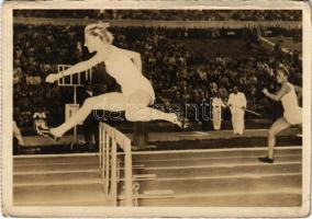 Gyarmati Olga, olimpiai bajnok a svéd-magyar atlétikai mérkőzésen. Képzőművészeti Alap / Olga Gyarmati, Olympic champion on the Swedish-Hungarian Athletic Match (fa)