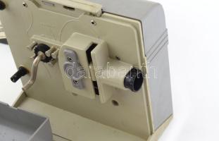 Brumberger 8 mm filmvetítő, eredeti dobozában, hozzá egy Whimseyland rajzfilm tekercs