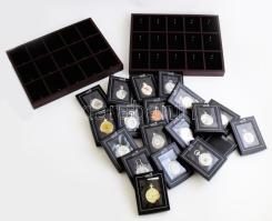 18 darabos Heritage Collection mechanikus zsebóra gyűjtemény. 18 doboz, hozzá leírásokkal, valamint 2 db, fa és bársonnyal bevont óra tartó rekesszel.