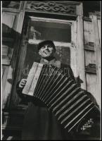 1931 Margaret Bourke-White (1904-1971) amerikai fotóriporter és fotóművész felvétele (Orosz szerenád valahol a Szovjetunióban), a néhai Szovjetunió című lap archívumából 1 db modern nagyítás, jelzés nélkül, 21x15 cm