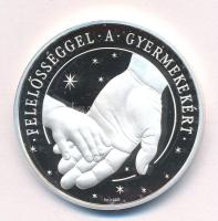 2004. "MKB Jelen a jövendő / Felelősséggel a gyermekekért" jelzett Ag emlékérem (31,47g/0....