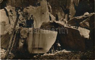 Carrara, Le Cave, Il Taglio dei bloccki col filo Elicoidale / Cutting blocks with helical wire at the marble querry, miner