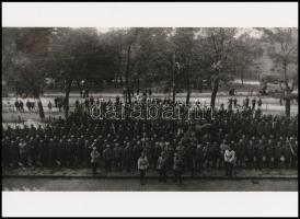 1919 Budapest, a román hadsereg katonái (talán a Városligetben), Vastagh Béla felvétele, 1 db modern nagyítás, jelzés nélkül, 15x21 cm