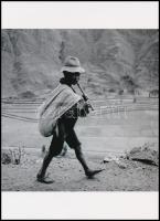 1954 Werner Bischof (1916-1954) svájci fotóriporter és fotóművész felvétele (Furulyázó, Peru, 1954), hírügynökségi fotó modern nagyításban, a néhai Lapkiadó Vállalat fotóarchívumából, 21x15 cm