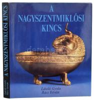 László Gyula-Rácz István: A nagyszentmiklósi kincs. Bp., 1983, Corvina. Harmadik kiadás. László Gyula rajzaival, Rácz István fényképeivel illusztrált. Kiadói egészvászon kötés, kiadói papír védőborítóval.