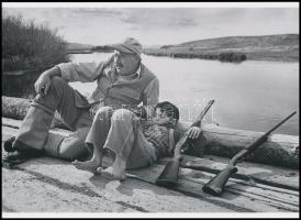 1941 Robert Capa (1913-1954) (eredeti neve Friedmann Endre) magyar - francia fotóriporter felvétele: ,,Ernest Hemingway (1899-1961) amerikai író és a fia vadászaton", a néhai FOTÓ újság (1954-1989) archívumából 1 db modern nagyítás, jelzés nélkül, 15x21 cm