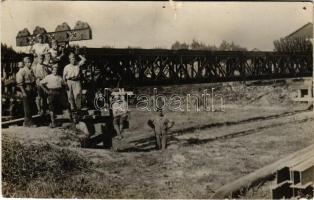 Katonák hídépítés közben / military, bridge building soldiers. photo (lyukak / pinholes)