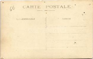 Katonák hídépítés közben / military, bridge building soldiers. photo (lyukak / pinholes)