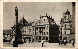 1942 Újvidék, Novi Sad; Országzászló tér, Városi Takarékpénztár, Gazdák Biztosító Szövetkezete Délvidéki Kirendeltsége, Grosz és Lazits, Szecsődy Irén és Várkonyi István üzlete, rendőr. Keller és Kiss kiadása / square, savings bank, insurance company, shops, policeman (fl)