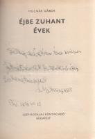 Molnár Gábor:  Éjbe zuhant évek. (Dedikált.) Budapest, (1973). Szépirodalmi Könyvkiadó (Franklin Nyomda). 375 + [3] p. Első kiadás. Dedikált: ,,Szallay Lászlóné Éva kedves jó barátomnak [...] Molnár Gábor. Bp. 1978. VII. 13." Molnár Gábor (1908-1980), a 20. század egyik legnépszerűbb magyar vadász- és útírója első, 1930-1932 között megtett brazíliai útján a Nemzeti Múzeum számára végzett gyűjtőmunkát. A munka rendszerezése közben, 1932 márciusában a kutatót személyes tragédia érte, egy baleset következtében megvakult. Az írógép segítségével magára szerzői önmagára találó Molnár Gábor írói pályafutása ezt követően teljesedett ki, műveit már vakon írta, aláírásai és dedikációi is így születtek. Munkáit több nyelvre is lefordították. Önéletírása a balesete utáni első néhány, még Brazíliában töltött évéről, majd hazatéréséről számol be, élete sorsfordító, 1932-1935 közötti időszakáról. Példányunk első repülő előzéke hiányzik. Aranyozott kiadói egészvászon kötésben, színes, illusztrált, enyhén sérült, enyhén hiányos kiadói védőborítóban.