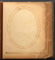 Régi kemény fedelű fotó album kb. 55 férőhellyel, szakadásokkal, aranyozott szélekkel (17 x 22 cm)