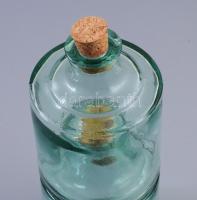 Három részből álló design üvegpalack, zölden színezett üveg, a három rész külön tölthető, m: 33,5 cm