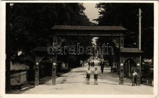 1943 Borszék, Borsec; bejárat a fürdőtelepre, székelykapu. Heiter György udvari fényképész felvétele és kiadása / spa entrance, Transylvanian carved wooden gate