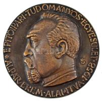 Konyorcsik János &quot;Építőipari Tudományos Egyesület -Alpár Érem Alapítva 1958&quot; kétoldalas bronz plakett, hátoldalán &quot;Simor János I. fokozat&quot; gravírozással (88mm) T.:AU