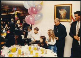 1994 Michael Jackson Magyarországon a fóti gyermekotthon lakóival készült eredeti fotó / Original photo of Michael Jackson in Hungary, 17x13 cm