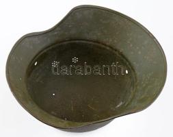 II: Világháborús német katonai sisak. repedéssel