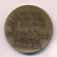 Kiss Nagy András (1930-1997) 1981. "A Magyar Numizmatikai Társulat LXXX éves fennállásának emlékére" bronz emlékérem (40mm) T:UNC