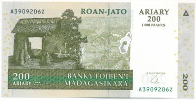 Madagaszkár 2004. 200A / 1000Fr T:UNC Madagascar 2004. 200 Ariary / 1000 Francs C:UNC Krause P#87