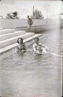 cca 1940-1950 Strandolós fotónegatívok, 4 db + fotótasak, 9×6 cm