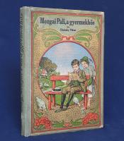 Cholnoky Viktor - (Tonelli Sándor):  Mozgai Pali, a gyermekhős. 32 képpel. Budapest, [1907]. Magyar Kereskedelmi Közlöny Hírlap- és Könyvkiadóvállalat (,,Globus" nyomdai műintézet). 184 + [8] p. Egyetlen kiadás. Cholnoky Viktor (1868-1912) két meséjét Tonelli Sándor (1882-1950) gazdasági író ifjúsági ismeretterjesztő írásai követik. A tartalomból: Cholnoky Viktor: Moharos bácsi kabátja. A dióherceg - Tonelli Sándor: Utazások hajdan és most: Tibet. Fiume. Marokkó. A Duna. A legszélső Kelet. Hó és jég a magashegységekben. Új amerikai nagyvárosok. Gladiátori játékok a régi Rómában. A földrengésekről. A telefotografia. A magyar korona. Napoleon legendája. A tartalomjegyzék után a kiadó képes könyvhirdetései. Egyes oldalakon apró, halvány, a szövegtükröt nem érintő foltosság, az első repülő előzék hiányzik. Aranyozott, festett, enyhén kopott kiadói félvászon kötésben, az oldalsó lapszéleken apró foltosság. Jó példány.