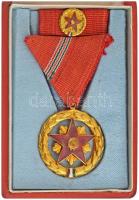 1957. "Szocialista Munkáért Érdemérem" zománcozott fém kitüntetés mellszalagon, miniatűrrel szalagsávon, tokban T:AU patina NMK 604.
