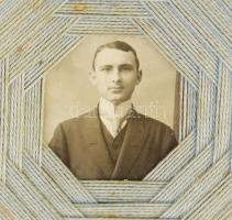 Viktoriánus cérna szőtt fénykép tartó keret, fényképpel, réz rozettákkal. (egy hiányzik) / Victorian...