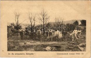 Újszomolnok, Szmolnik, Smolník (Takcsány, Stakcín); Az oroszdúlta Zemplén 22., orosz hadifoglyok munkában a romok között 1914-15. Varga Bertalan kiadása / WWI Russian POWs at work after their attack (ázott sarok / wet corner)