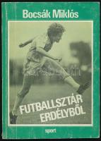 Bocsák Miklós: Futballsztár Erdélyből. (Bölöni László). Bp., 1988, Sport. Kiadói papírkötés, kissé viseltes borítóval. A szerző által dedikált példány!