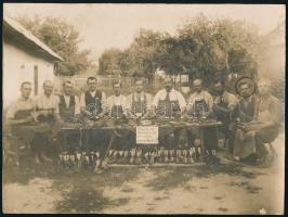 cca 1900-1920 Vizsoly és környék sz... cs. tagjai; cipészeket ábrázoló keményhátú fotó "Kartics(?) Imre Fényképész Abaújszántó" bélyegzővel a hátoldalon. 23,5x17,5 cm.